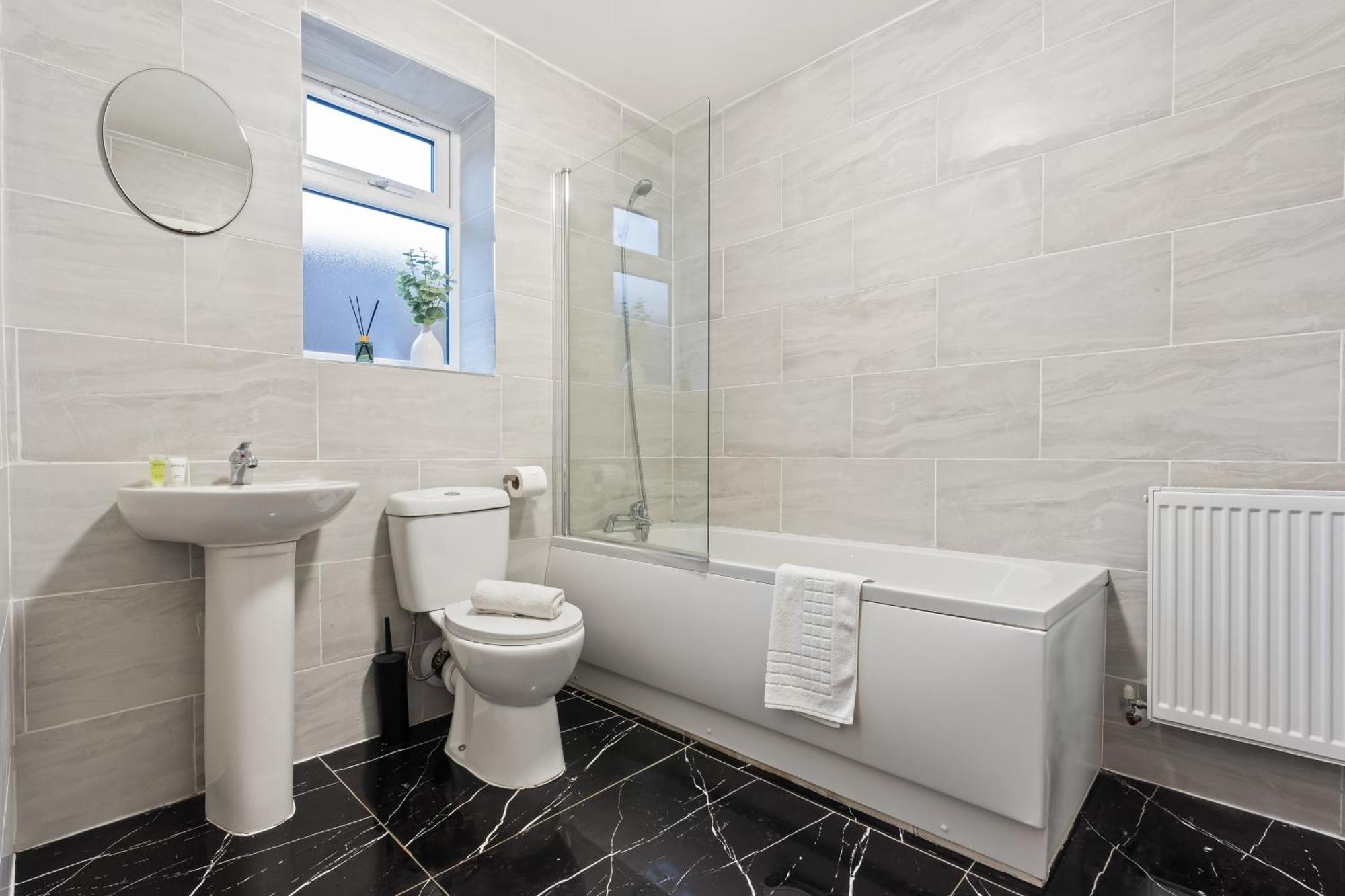 Stylish New Apartment - Free Wifi & Netflix - Top Rated - 3Mh Cradley Heath Exterior foto