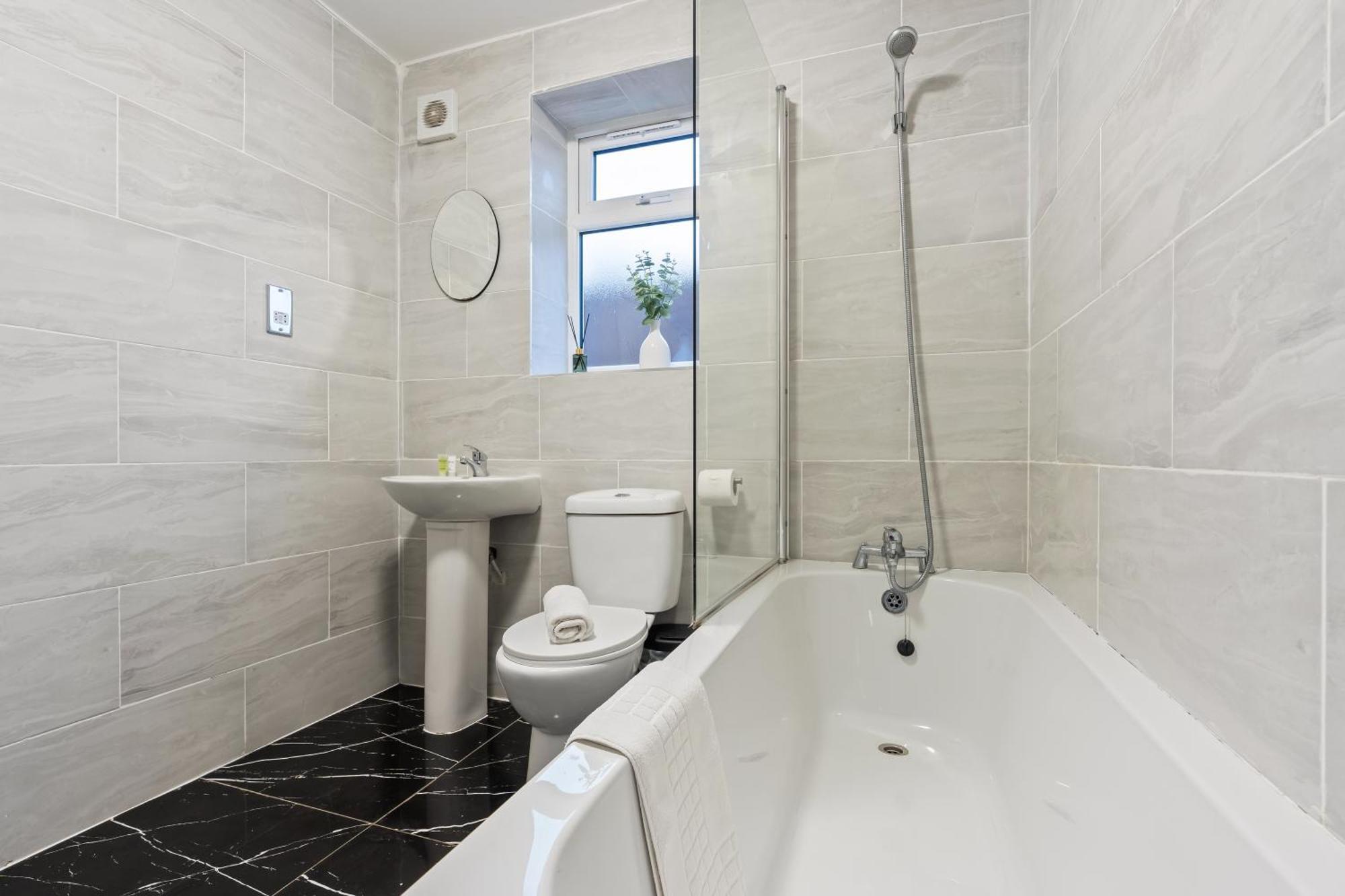 Stylish New Apartment - Free Wifi & Netflix - Top Rated - 3Mh Cradley Heath Exterior foto